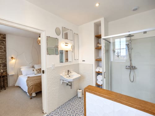 Salle de bain ensuite moderne avec douche à l'italienne, lavabo et miroirs aux Chambres D'Hespéris B&B à Pleyben, France