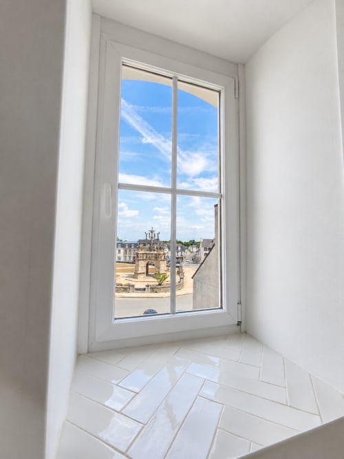 Alcôve lumineuse avec carrelage donnant sur Pleyben et son architecture historique, Les Chambres D'Hespéris