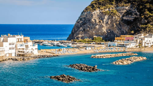 Villa Bina Sea Hotel affaccia sulle acque turchesi, gli scogli e la spiaggia sabbiosa di Serrara Fontana, Italia
