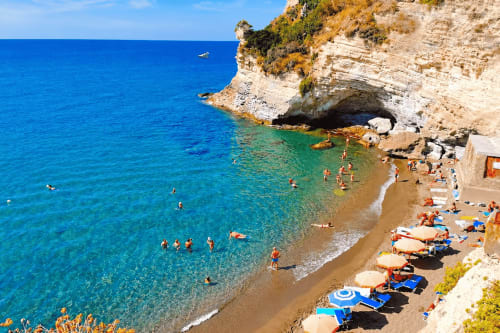 Suggestiva cala balneare dell'Hotel Villa Bina Sea a Serrara Fontana con acque cristalline, spiaggia sabbiosa e spettacolari scogliere bianche
