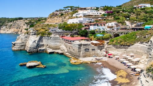 Villa Bina Sea Hotel affaccia su acque turchesi e spiaggia sabbiosa a Serrara Fontana, Italia