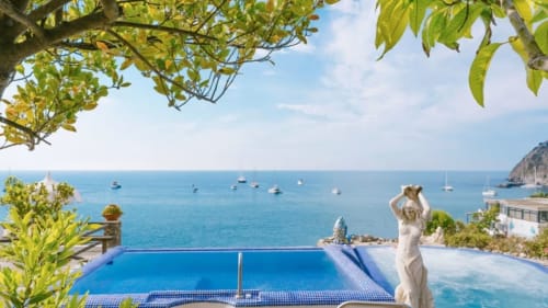 Infinity pool del Villa Bina Sea Hotel con vista sul mare Mediterraneo turchese e barche a vela, Serrara Fontana, Italia