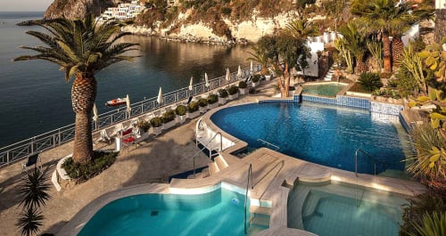 Piscine e terrazza sul mare del Villa Bina Sea Hotel con vista sul Mar Tirreno a Serrara Fontana, Italia
