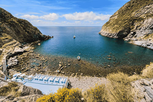 Baia turchese con barche a vela presso la Villa Bina Sea Hotel a Serrara Fontana, Italia