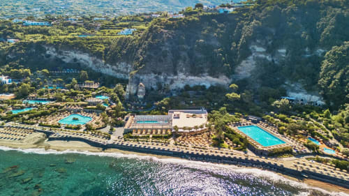 Villa Bina Sea Hotel a Serrara Fontana con piscine, accesso alla spiaggia e vista panoramica sul mare
