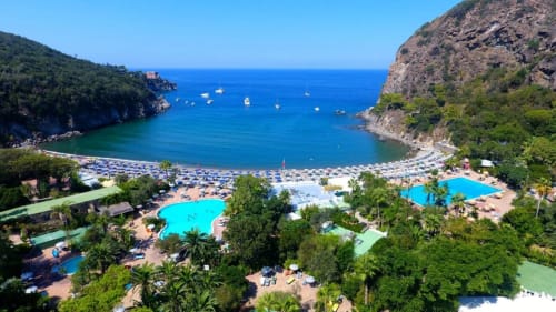 Villa Bina Sea Hotel vista aerea con piscine turchesi, spiaggia e costa mediterranea a Serrara Fontana