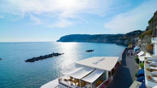 Terrazza del Villa Bina Sea Hotel con vista sul blu Mediterraneo e le scogliere di Serrara Fontana, Italia
