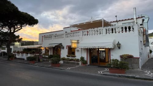 Villa Bina Sea Hotel a Serrara Fontana, edificio mediterraneo bianco al tramonto con terrazza e ingresso