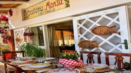 Sala da pranzo Trattoria Monsù di Villa Bina Sea Hotel a Serrara Fontana con arredamento rustico e fascino marino