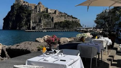 Cena vista mare a Villa Bina Sea Hotel con vista sul castello medievale, Serrara Fontana, Italia
