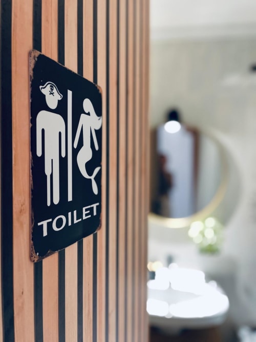 Señal de baño con temática pirata en puerta de madera en Haus Holiday Homes, San Pedro del Pinatar