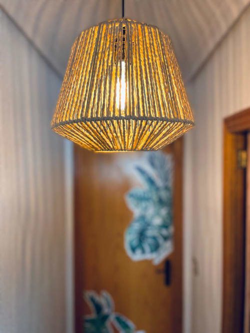 Lámpara colgante de fibra dorada en la sala de La Casita del Mar en Haus Holiday Homes, San Pedro del Pinatar