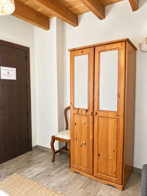 Wooden wardrobe with mirrored doors in Central 7 room at Refugio la Presa, Chulilla