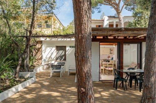 Patio ombreggiato con pergolato in legno e zona lounge a Short Let's Olbia