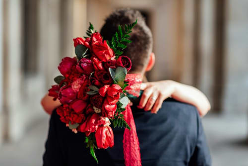 Ospite con rose rosse vibranti a Petit Chateau B&B a Montecatini Terme, Italia