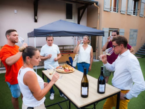 Des invités savourant un repas en plein air avec mets et vins aux Gites Les Muriers, Bourgvilain