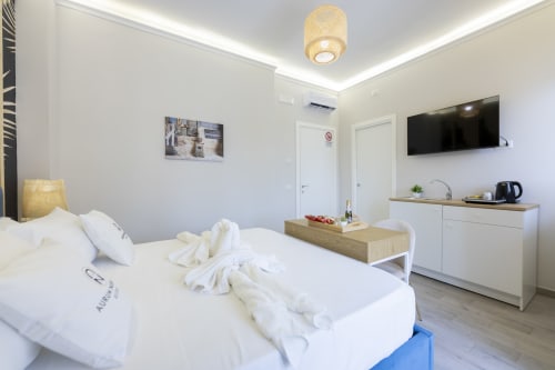 Camera matrimoniale deluxe presso Aurum Nolana Suites a Pompei con comfort moderni, TV e vista sulla città
