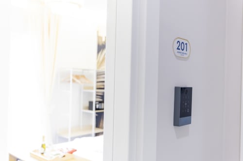 Camera 201 presso Aurum Nolana Suites a Pompeii con accesso moderno a tastiera e vista della camera da letto con scaffalature