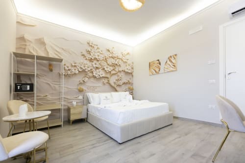 Lussuosa camera da letto in stile reale presso l'Aurum Nolana Suites a Pompei con letto bianco, decorazioni floreali alle pareti e vista sulle montagne