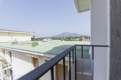 Vista del Monte Vesuvio dal balcone di Aurum Nolana Suites a Pompei, Italia