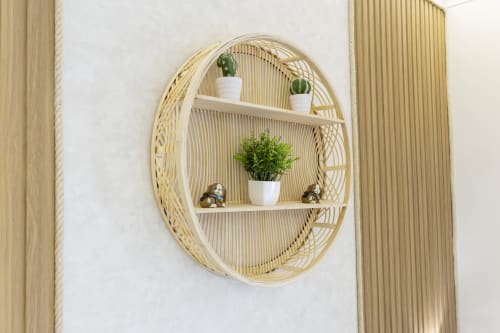 Mensola circolare in vimini con cactus e piante in vaso nella suite di Aurum Nolana a Pompei