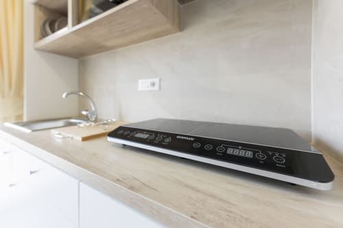 Angolo cottura moderno con piano cottura a induzione presso l'Aurum Nolana Suites di Pompei
