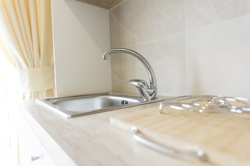 Lavabo moderno con rubinetto cromato nella suite Aurum Nolana, Pompei, Italia