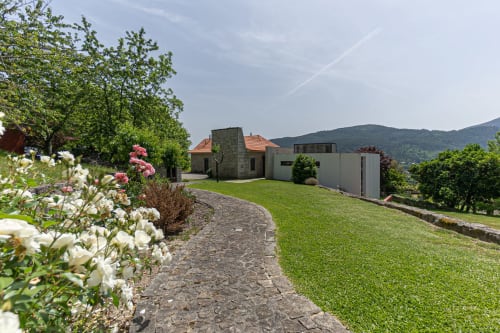 Villa moderna da Quinta Trindade em Arouca com jardins bem cuidados, flores brancas e vistas para a montanha