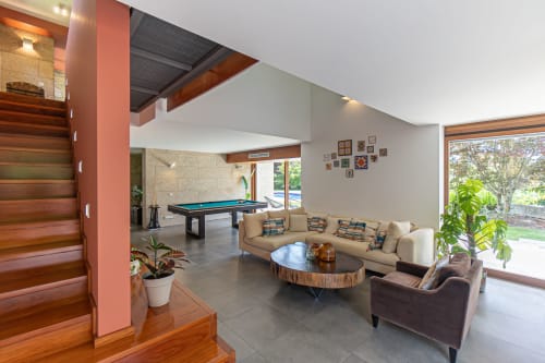 Sala de recreação da villa moderna em Quinta Trindade com bilhar, lounge aconchegante e vistas para a serra em Arouca, Portugal