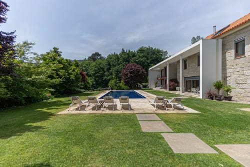 Vila Quinta Trindade em Arouca com piscina privada, espreguiçadeiras, terraço em pedra, jardim bem cuidado e arquitetura moderna