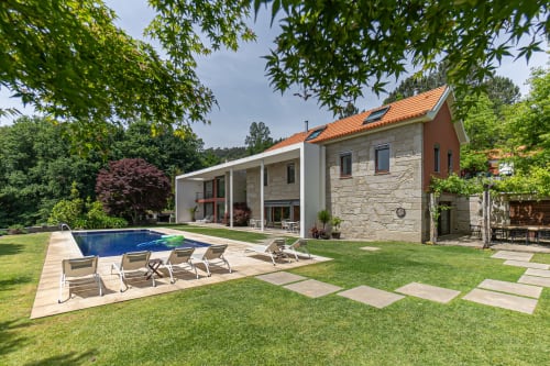 Vila moderna na Quinta Trindade, Arouca com piscina, espreguiçadeiras, fachada em pedra e jardim bem cuidado