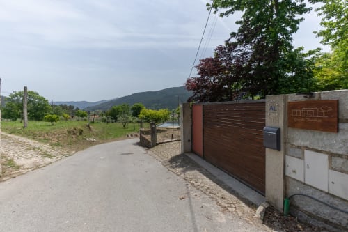 Entrada da quinta Trindade com vistas para a montanha, Arouca Portugal