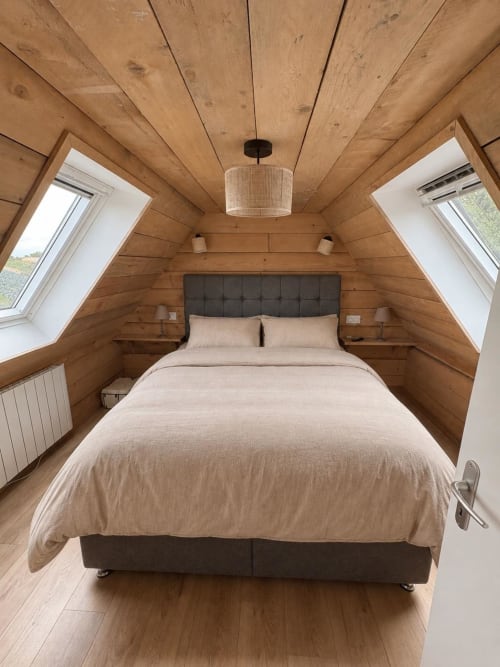 Chambre cosy en bois du Moulin à Sizun avec lit queen-size, puits de lumière et plafond rustique en bois