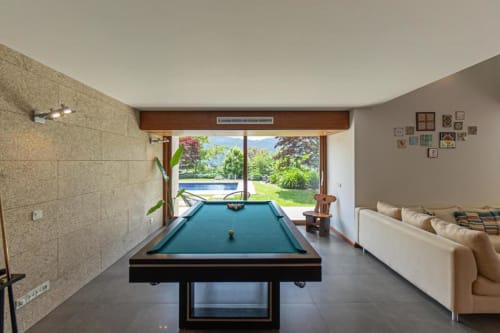 Mesa de bilhar em espaçosa sala de jogos moderna da Quinta Trindade, Arouca, com vistas para os jardins e piscina