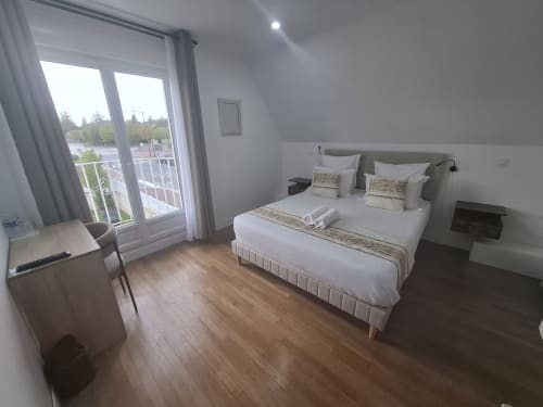 Chambre double de luxe avec balcon à La villa Cassinne, Montebourg, parquet et vue sur le jardin