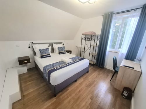 Chambre Deluxe avec lit king-size à La villa Cassinne, Montebourg, vue sur jardin et équipements modernes