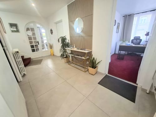 Entrée moderne de La villa Cassinne B&B à Montebourg avec sol carrelé, console et porte cintrée