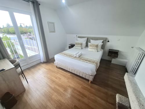 Luxueuse chambre double avec balcon à La Villa Cassinne, Montebourg. Chambre moderne avec vue sur le jardin, parquet et