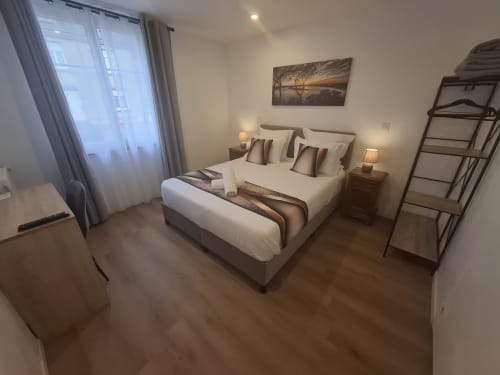 Spacieuse chambre king-size à La villa Cassinne B&B à Montebourg, vue jardin, design accessible et équipements modernes