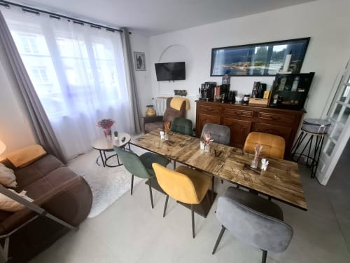 Chambre accessible moderne à La villa Cassinne, Montebourg, avec lit king-size, coin repas et vue sur le jardin