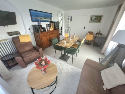 Chambre spacieuse et accessible à La villa Cassinne à Montebourg avec lit king-size, coin repas, télévision et vue sur le jardin