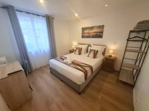 Chambre king-size accessible à La villa Cassinne B&B à Montebourg, avec vue sur jardin, mobilier moderne et boiseries