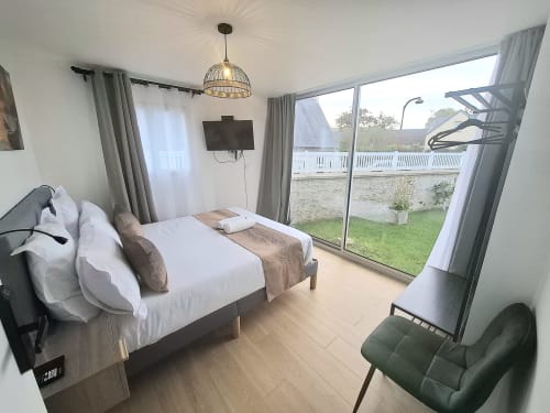 Spacieuse chambre king-size à La villa Cassinne à Montebourg avec vue sur jardin, mobilier moderne et portes vitrées