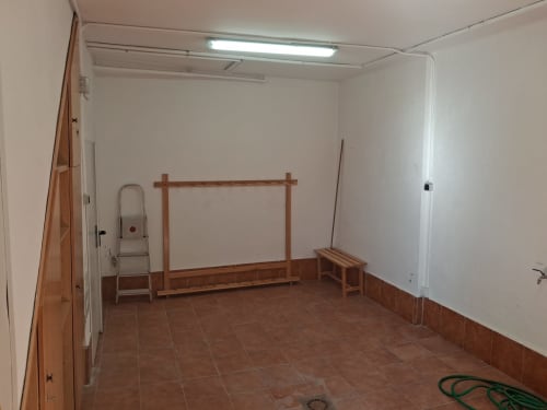 Interior vacío de cabaña en hotel Sierra Nevada Invierno con vigas de madera, azulejos de terracota y paredes blancas en Granada, España
