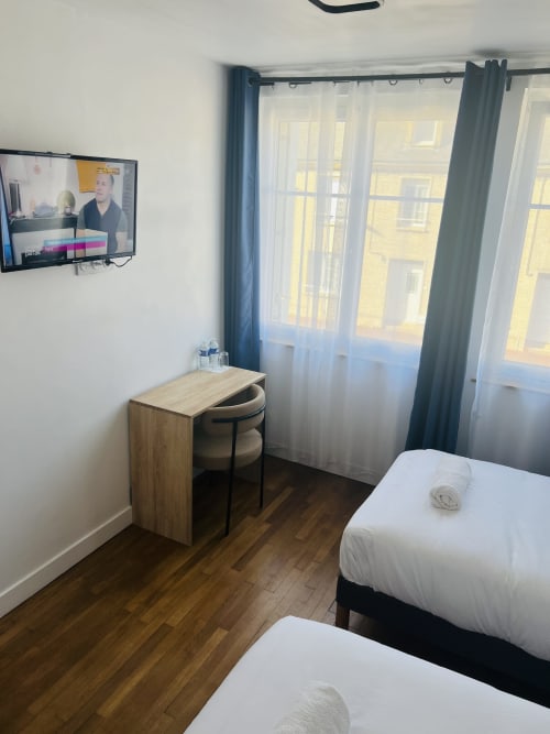 Chambre twin cosy à La villa Cassinne, Montebourg avec vue sur la ville, TV et bureau en bois