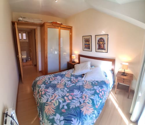 Dormitorio de Casa Buenavista, cabaña invernal en Sierra Nevada, Granada, con muebles de madera y vistas a las montañas