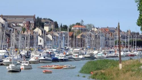 Vue pittoresque du port de Mons-Boubert avec voiliers, architecture française traditionnelle et charme waterfront près du château de
