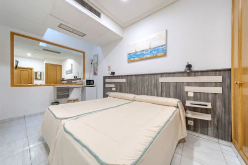 Habitación doble en Hostal El Molino, Collado Villalba con camas gemelas, escritorio y baño privado