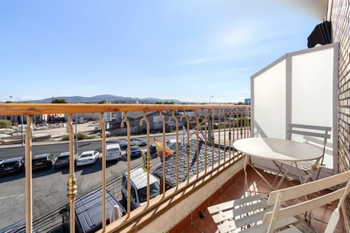 Balcón privado del Hostal El Molino en Collado Villalba con vistas a las montañas, aparcamiento y zona de estar exterior