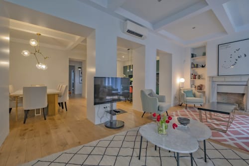 Moderno salón de apartamento en Madrid con comedor, TV, chimenea y vistas a la ciudad en Andimi Apartaments